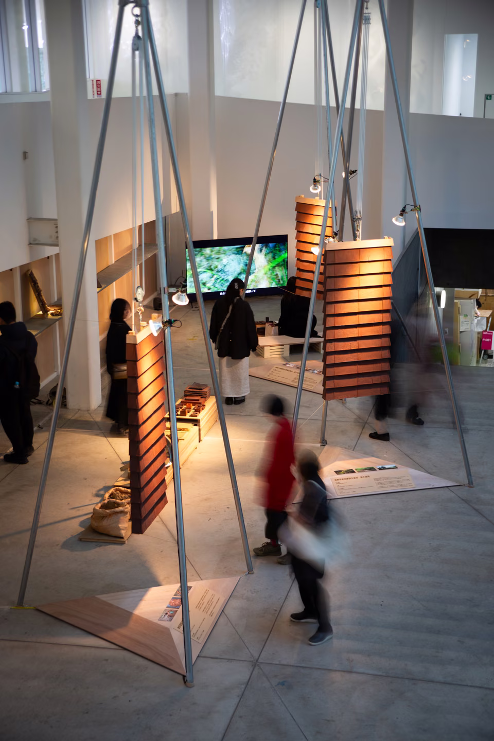 来場者と陶壁の展示全景